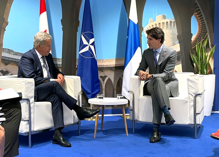 Bilateral diskussion mellan president Niinistö och Kanadas premiärminister Trudeau före toppmötets session. Foto: Ville Hukkanen/Republikens presidents kansli