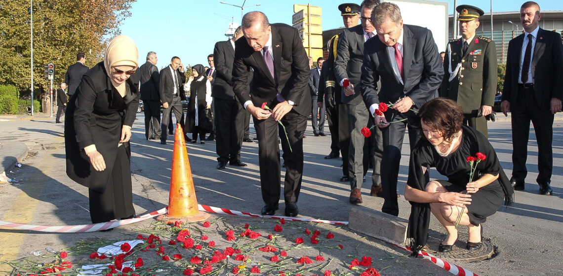 Presidentti Niinistö ja Turkin presidentti Erdoğan puolisoineen laskivat kukat Ankaran pommi-iskun tapahtumapaikalle 14.10.2015.