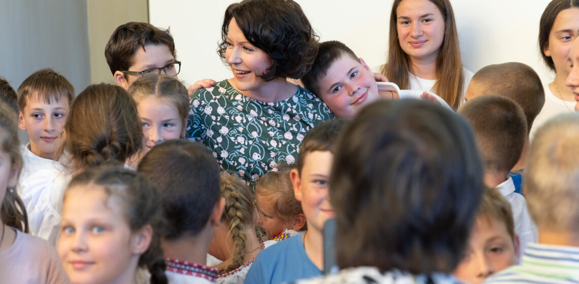 Spouse of the President of the Republic of Finland Jenni Haukio participated in the ceremony celebrating the end of the summer camp for Ukrainian children at the National Museum of Finland. Photo: Matti Porre/Office of the President of the Republic of Finland
