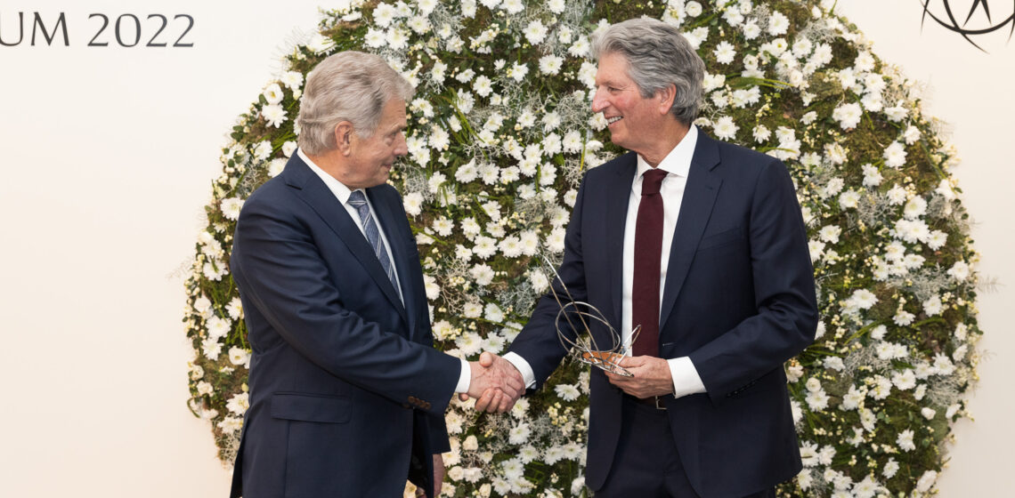 President Niinistö gratulerar vinnaren av Millenniumpriset för teknologi, Martin Green. Foto: Matti Porre/Republikens presidents kansli