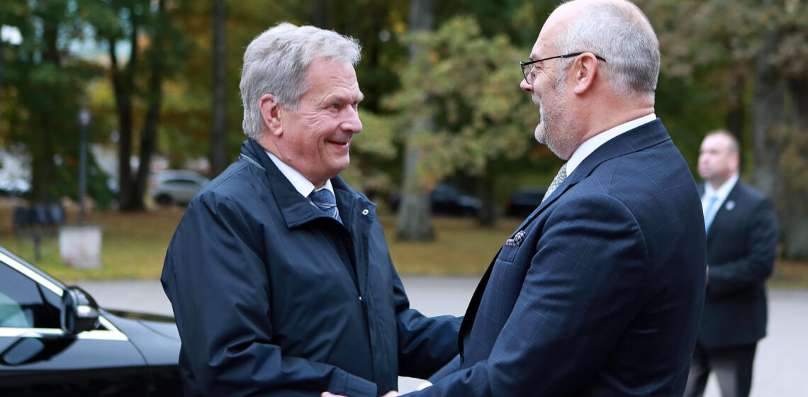 Presidentti Karis vastaanotti presidentti Niinistön työvierailulle. Kuva: Birgit Püve