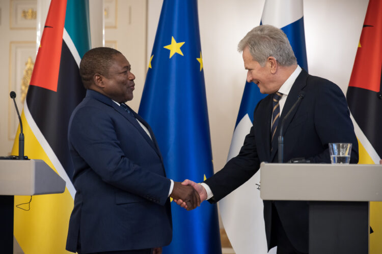  President Niinistö and President Nyusi  discuss at the Presidential Palace in Helsinki on 16 November 2022. Photo: Matti Porre/Office of the President of the Republic of Finland