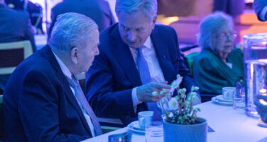 Samtal vid kaffebordet mellan president Niinistö och krigsveteranen Veikko Peltola. Foto: Matti Porre/Republikens presidents kansli