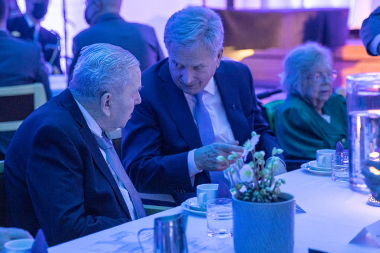 Presidentti Niinistö keskustelee sotaveteraani Veikko Peltolan kanssa kahvipöydässä. Kuva: Matti Porre/Tasavallan presidentin kanslia