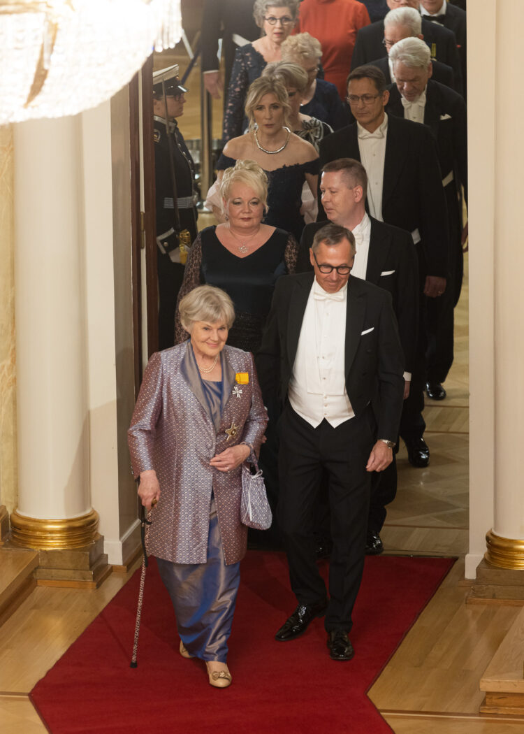 Vuoden 2022 itsenäisyyspäivän vastaanotolla presidenttiparia tervehti ensimmäisenä ministeri Elisabeth Rehn. Ministeri Rehn on tehnyt merkittävän ja arvostetun uran kotimaisessa politiikassa ja rauhanvälityksen parissa. Kuva: Matti Porre/Tasavallan presidentin kanslia