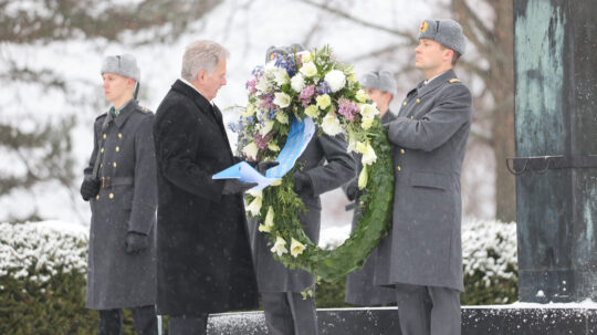 Republikens president Sauli Niinistö och hans maka Jenni nedlade en krans vid Hjältekorset på Sandudds begravningsplats på självständighetsdagens morgon den 6 december 2022. Foto: Juhani Kandell/Republikens presidents kansli