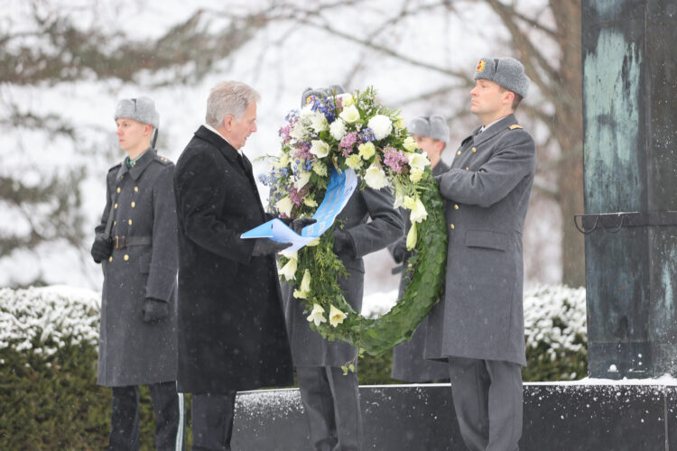 Republikens president Sauli Niinistö och hans maka Jenni Haukio nedlade en krans vid Hjältekorset på Sandudds begravningsplats på självständighetsdagens morgon den 6 december 2022. Foto: Juhani Kandell/Republikens presidents kansli