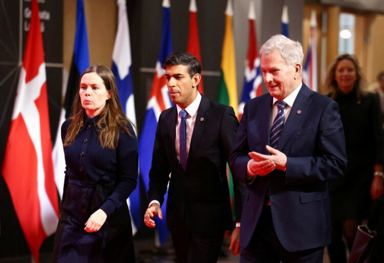 Presidentti Niinistö sekä Islannin ja Ison-Britannian pääministerit. Ison-Britannian pääministeri Sunak toimi toisena kokouksen isäntänä. Kuva: Henry Nicholls/AFP/Lehtikuva