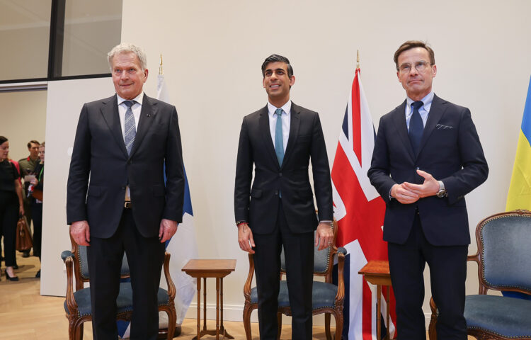 Presidentti Niinistö ja Ruotsin pääministeri Ulf Kristersson tapasivat Ison-Britannian pääministerin Rishi Sunakin (keskellä). Kuva: Riikka Hietajärvi/Tasavallan presidentin kanslia