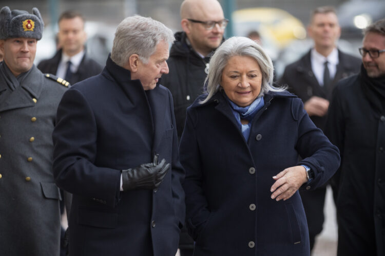 Presidentti Niinistö ja kenraalikuvernööri Simon kävelevät Pohjoisesplanadilla. Kuva: Matti Porre/Tasavallan presidentin kanslia 