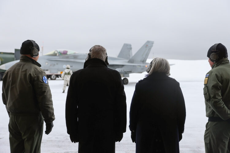 Presidentti Niinistö ja kenraalikuvernööri Mary Simon vierailivat Lapin Lennostossa Rovaniemellä. Kuva: Riikka Hietajärvi/Tasavallan presidentin kanslia
