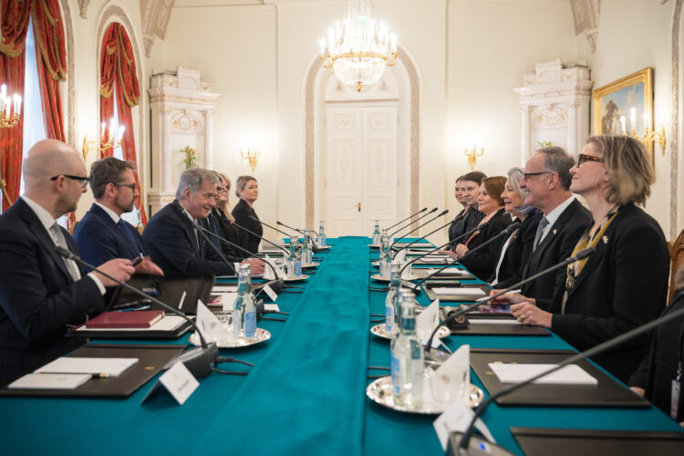 Diskussioner mellan Finlands och Kanadas delegationer i matsalen på Presidentens slott. Foto: Matti Porre/Republikens presidents kansli