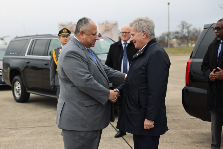 Yhdysvaltain laivastoministeri Carlos del Toro vastaanotti presidentti Niinistön vierailulle Norfolkin sotilastukikohtaan. Kuva: Riikka Hietajärvi/Tasavallan presidentin kanslia