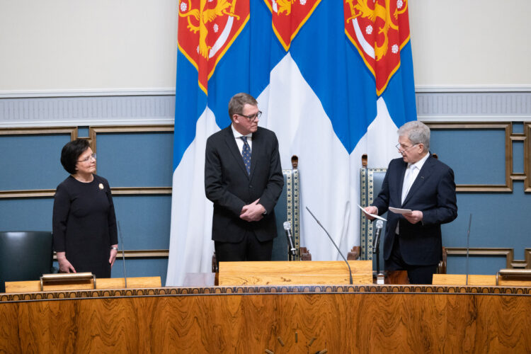 Kuvassa vasemmalta pääsihteeri Maija-Leena Paavola, puhemies Vanhanen ja tasavallan presidentti Niinistö. Kuva: Hanne Salonen / Eduskunta