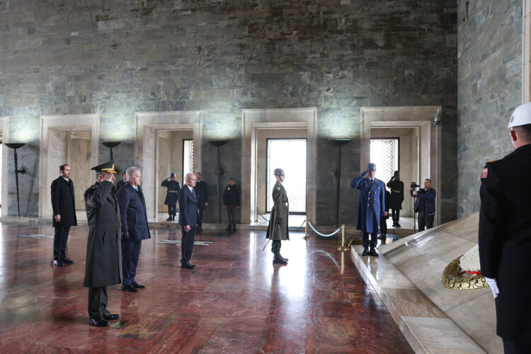 President Niinistö lade ned en krans vid mausoleet över Atatürk i Ankara fredagen den 17 mars 2023. Foto: Riikka Hietajärvi/Republikens presidents kansli 