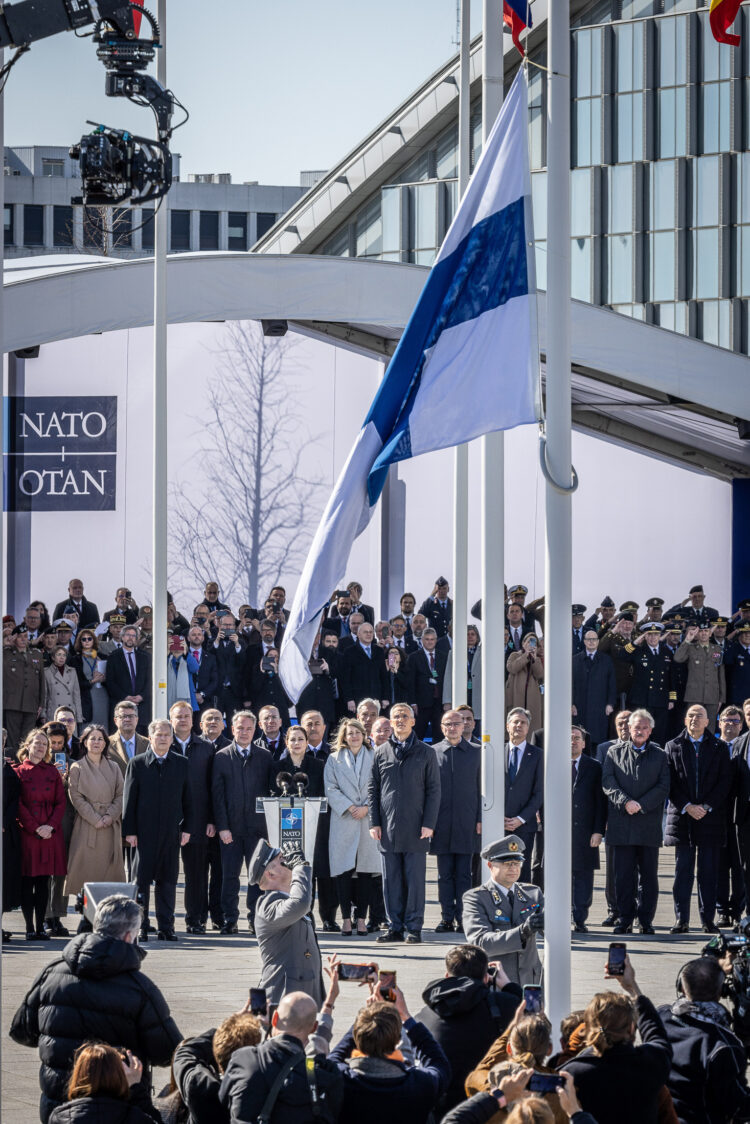 Den finska flaggan hissas för första gången vid Natos högkvarter i Bryssel. Foto: Nato