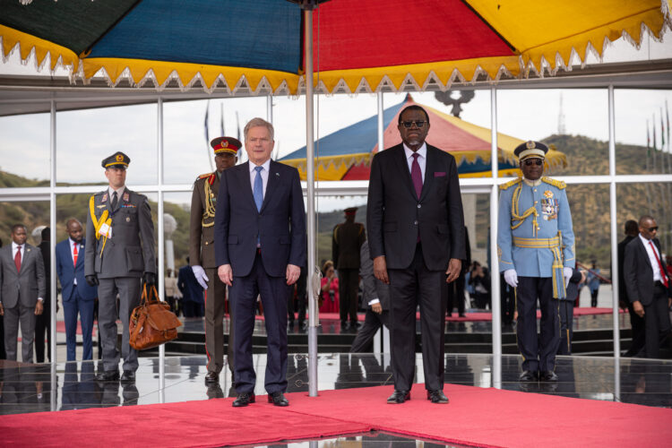 Tasavallan presidentti Sauli Niinistö ja Namibian presidentti Hage G. Geingob valtiovierailun vastaanottoseremoniassa Windhoekissa. Kuva: Matti Porre/Tasavallan presidentin kanslia