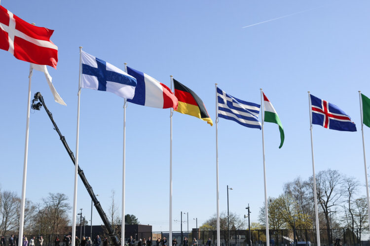 Suomen siniristilippu muiden Nato-maiden lippujen rinnalla. Kuva: Riikka Hietajärvi/Tasavallan presidentin kanslia