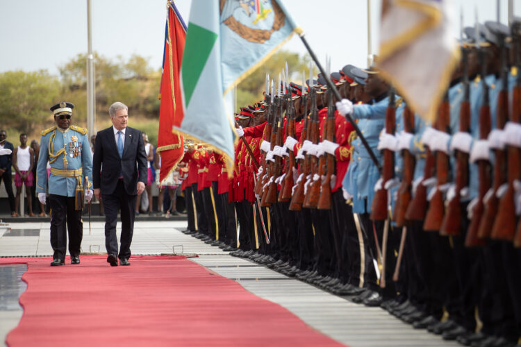 President Niinistö inspecting the guard of honour. Photo: Matti Porre/Office of the President of the Republic of Finland