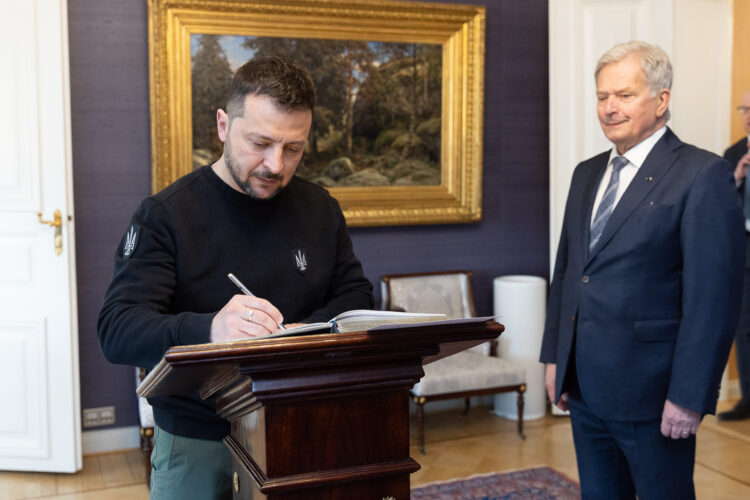 Presidentti Zelenskyi allekirjoittaa vieraskirjan. Kuva: Matti Porre/Tasavallan presidentin kanslia