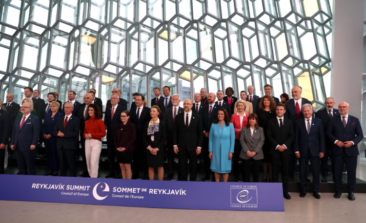 Familjefoto av medlemsstaternas ledare vid Europarådets toppmöte den 16 maj 2023 i Reykjavík. Foto: Riikka Hietajärvi/Republikens presidents kansli