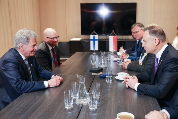 Presidentti Niinistö tapasi Puolan presidentti Dudan huippukokouksen toisena päivänä. Kuva: Riikka Hietajärvi/Tasavallan presidentin kanslia