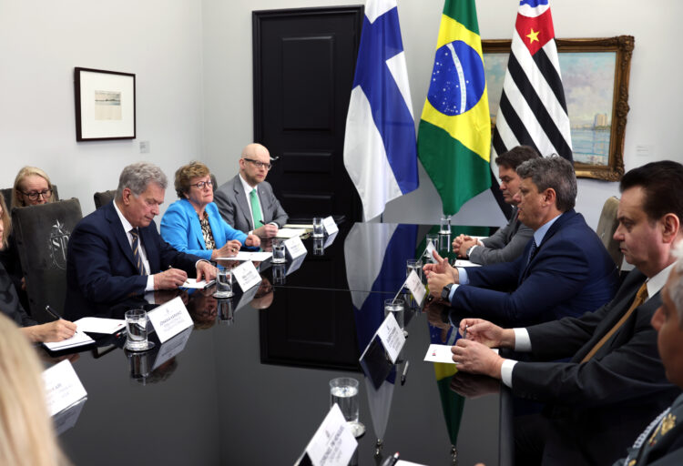 Vid mötet med guvernör Tarcísio de Freitas diskuterades främjandet av ekonomiskt samarbete och hållbar tillväxt mellan Finland och delstaten São Paulo. Foto: Riikka Hietajärvi/Republikens presidents kansli  
