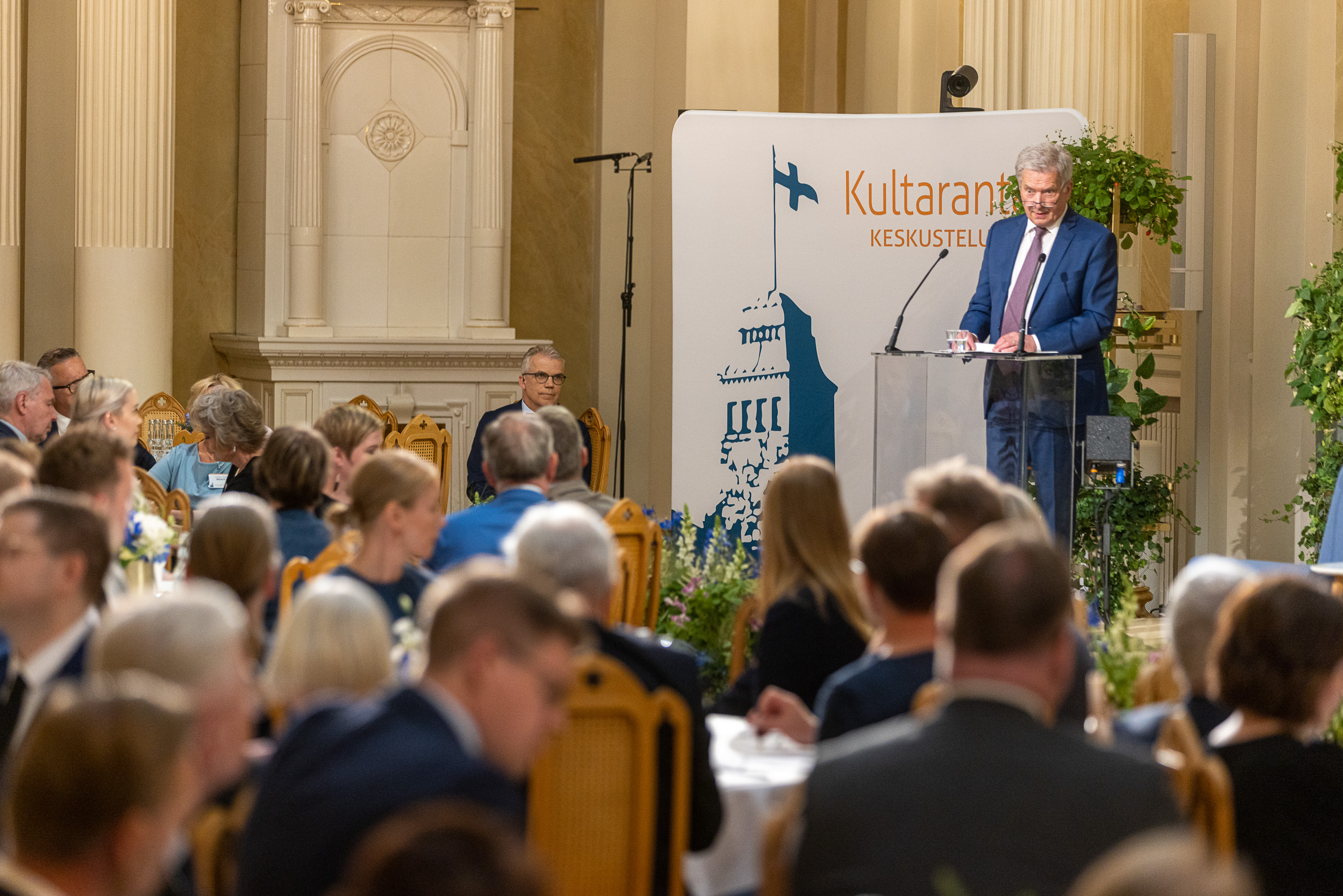 Presidentti Niinistö puhuu Kultaranta-keskusteluissa.
