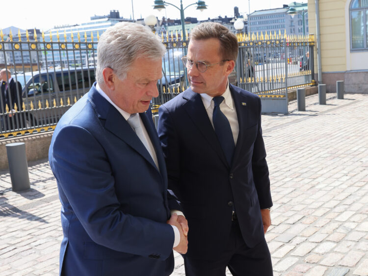 President Niinistö welcomes Prime Minister of Sweden Ulf Kristersson to the Presidential Palace. Photo: Juhani Kandell/Office of the President of the Republic of Finland