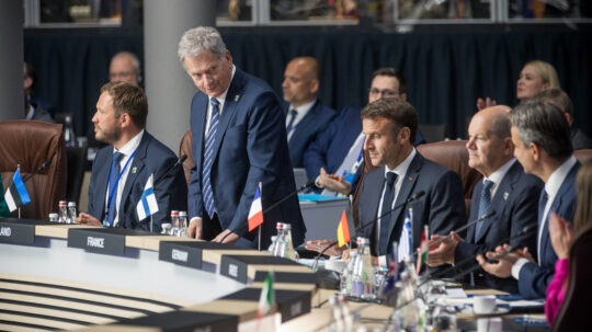 Presidentti Niinistö nousi seisomaan, kun Naton pääsihteeri Jens Stoltenberg toivotti Suomen tervetulleeksi ensimmäiseen kokoukseen Naton täysjäsenenä. Kuva: Matti Porre/Tasavallan presidentin kanslia  