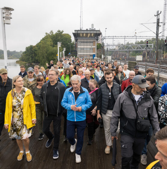 Kävelytempaus houkutteli Töölönlahdelle satoja kävelijöitä. Kuva: Matti Porre/Tasavallan presidentin kanslia