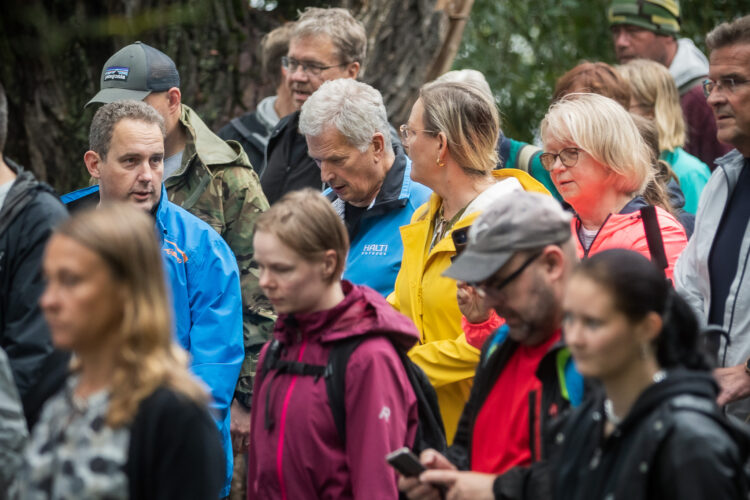 Riksdagsledamöterna Eva Biaudet, Jani Mäkelä och Atte Harjanne deltog i promenaden. Foto: Matti Porre/Republikens presidents kansli