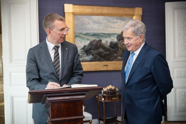 Signing the guestbook. Photo: Matti Porre/Office of the President of the Republic of Finland 