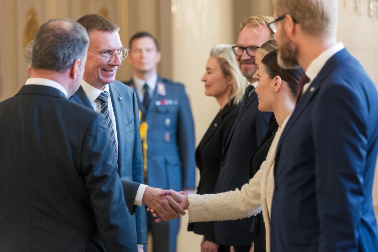 Presidenterna hälsar på medlemmarna i delegationerna. Foto: Matti Porre/Republikens presidents kansli 