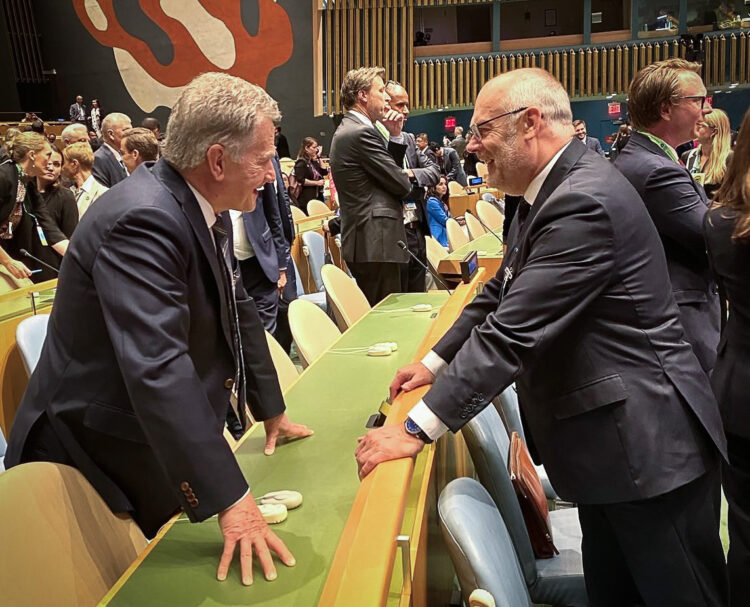 President Sauli Niinistö och Estlands president  Alar Karis i samtal den 18 september 2023. Foto: Ville Hukkanen/Republikens  presidents kansli