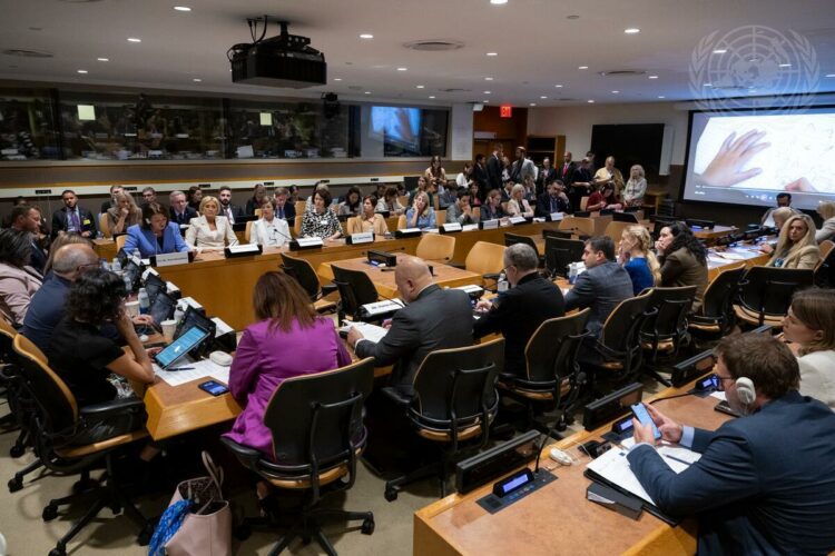 Tasavallan presidentin puoliso Jenni Haukio puhui YK:n yleiskokouksen yhteydessä järjestetyssä "Fighting for the Future: Ukrainian Children in War" -sivutapahtumassa. Kuva: UN Photo/Manuel Elias