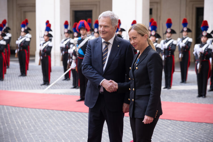 Presidentti Niinistö ja Italian pääministeri Giorgia Meloni kättelevät Roomassa 23. lokakuuta 2023. Kuva: Matti Porre/Tasavallan presidentin kanslia
