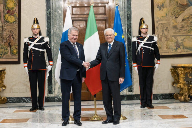 Official photo of the two presidents shaking hands in front of the flags of their countries. Photo: Matti Porre/Office of the President of the Republic of Finland
