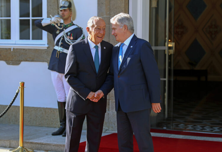 Kokousta isännöivä Portugalin presidentti Rebelo de Sousa toivotti presidentti Niinistön tervetulleeksi kokouspaikalla. Kuva: Riikka Hietajärvi/Tasavallan presidentin kanslia