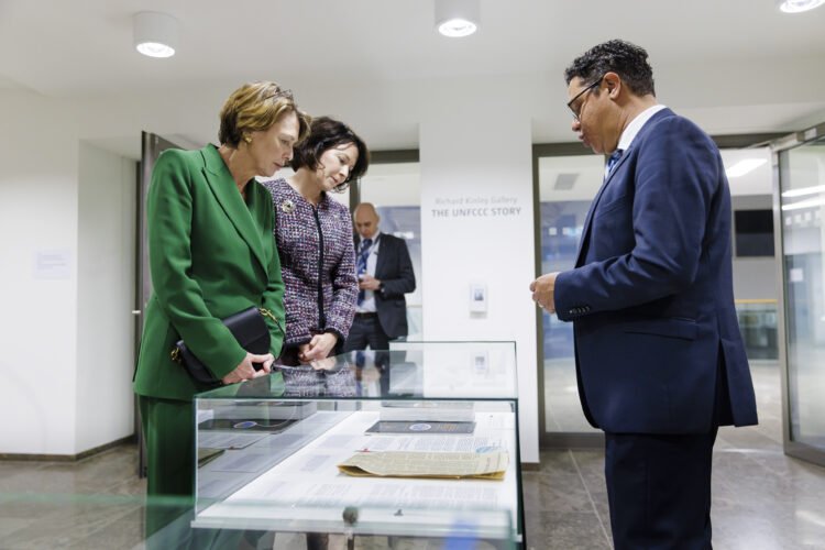 Jenni Haukio besökte tillsammans med Elke Büdenbender sekretariatet för FN:s konvention om klimatförändringar i Bonn den 16 november 2023. Foto: Bundesregierung/Ute Grabowsky
