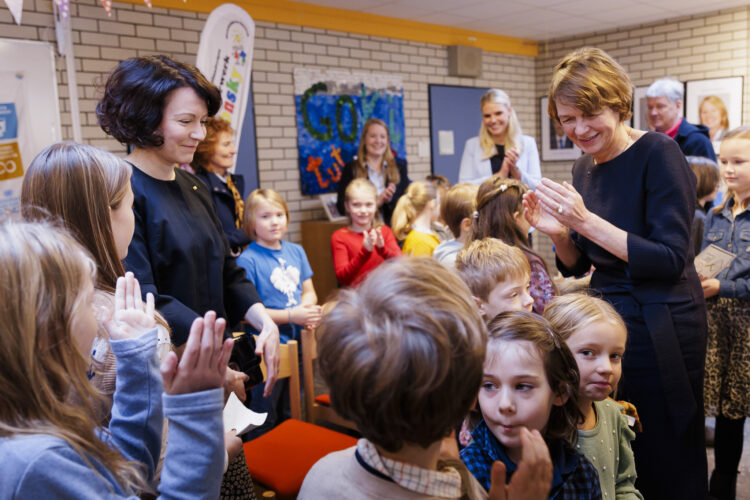 Den 16 november 2023 besökte Jenni Haukio tillsammans med Elke Büdenbender en lokal Unicef-lågstadieskola med fokus på barnens rättigheter. Foto: Bundesregierung/Ute Grabowsky