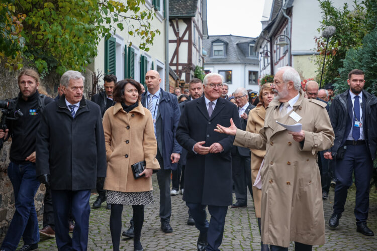 At the end of the visit, the Presidents and their spouses took a walking tour of the old town of Unkel. Photo: Riikka Hietajärvi/Office of the President of the Republic of Finland