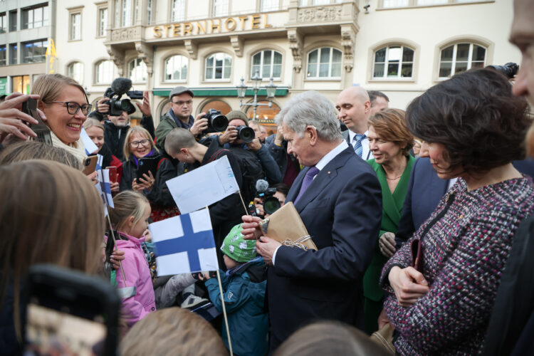 In the old town of Bonn the presidential couple met children from the Finnish School. Photo: Riikka Hietajärvi/Office of the President of the Republic of Finland