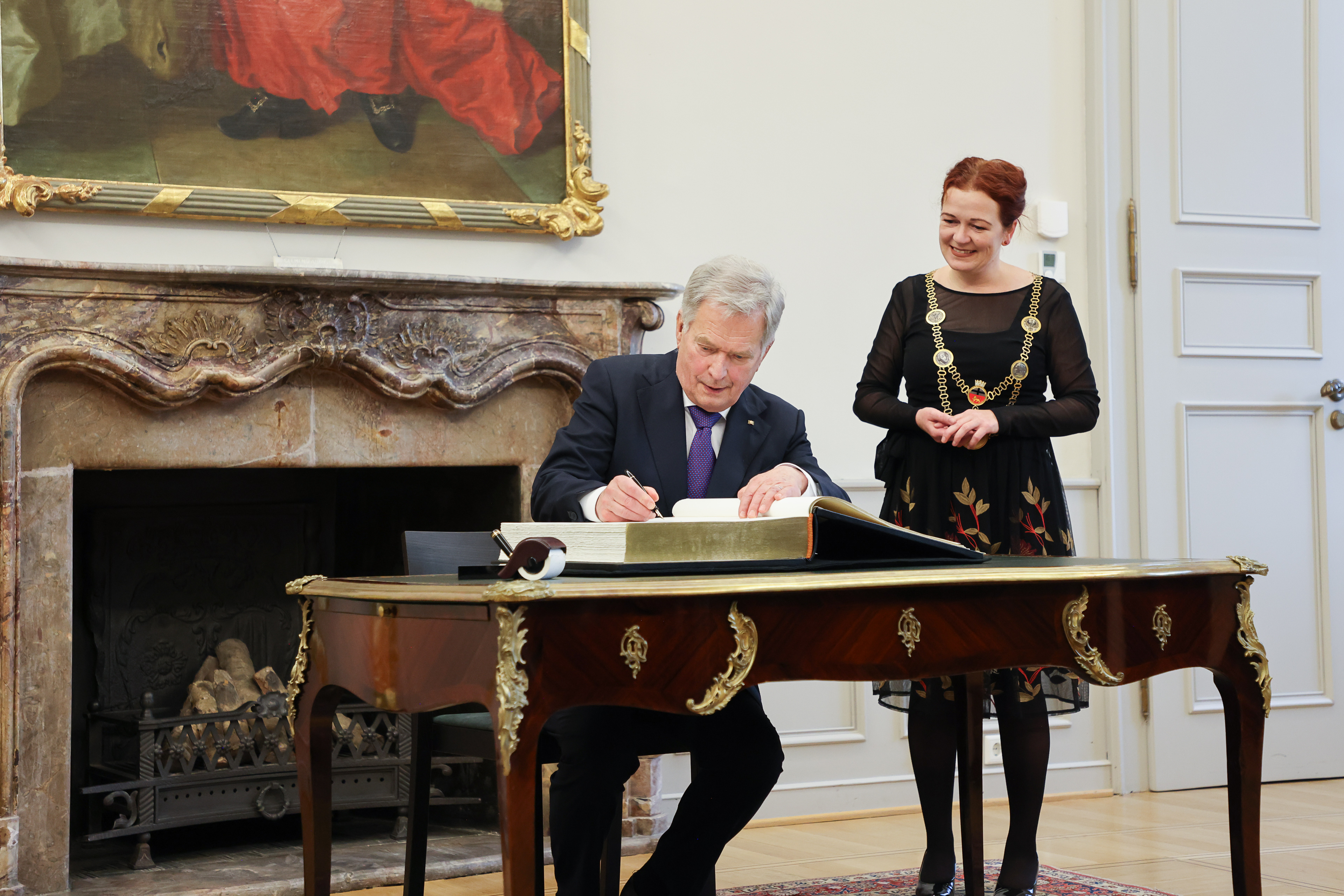 Bonnin vanhassa kaupungissa presidentti Niinistö kirjoitti nimensä kaupungintalon kultaiseen kirjaan. Kuva: Riikka Hietajärvi/Tasavallan presidentin kanslia