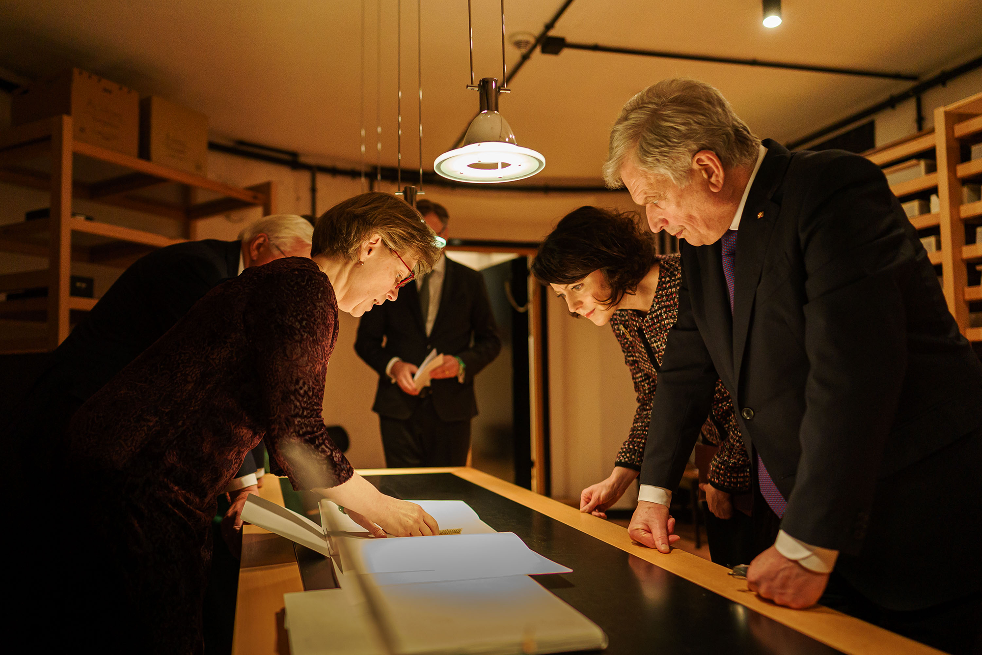 Beethoven-museossa tutustumassa Beethovenin käsinkirjoittamiin muistiinpanoihin ja nuotteihin. Kuva: Bundesregierung/Denzel