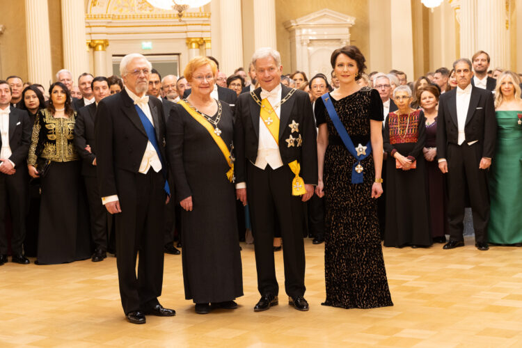 Dr Pentti Arajärvi, President Tarja Halonen, President of the Republic of Finland Sauli Niinistö and Dr Jenni Haukio in the State Hall after the welcoming ceremony. Photo: Juhani Kandell /Office of the President of the Republic of Finland