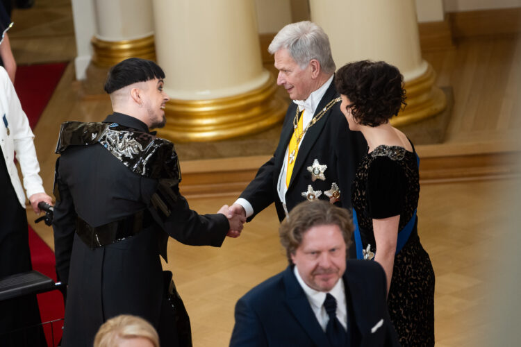President Niinistö  
hälsar på Jere Pöyhönen, bättre känd som rapartisten Käärijä. Foto: Matti Porre/Republikens presidents kansli