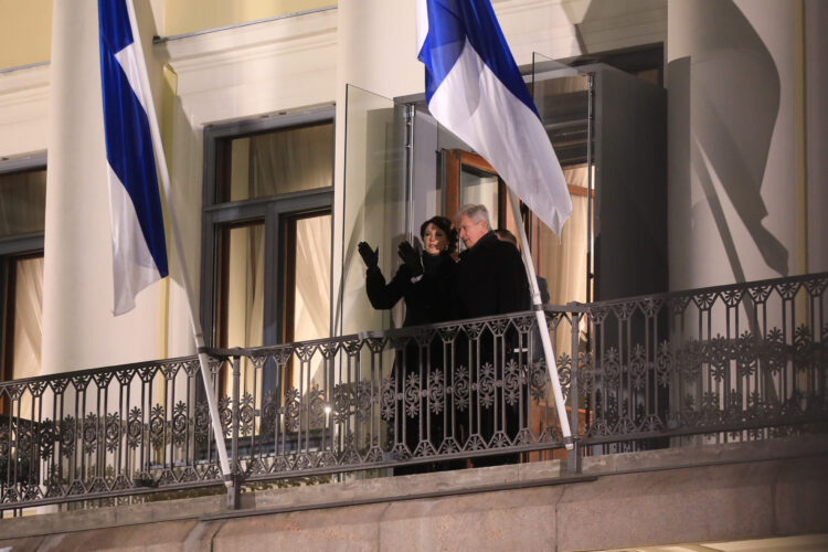 The presidential couple greeted the torchlight procession from the balcony of the Presidential Palace. Matti Porre/Office of the President of the Republic of Finland