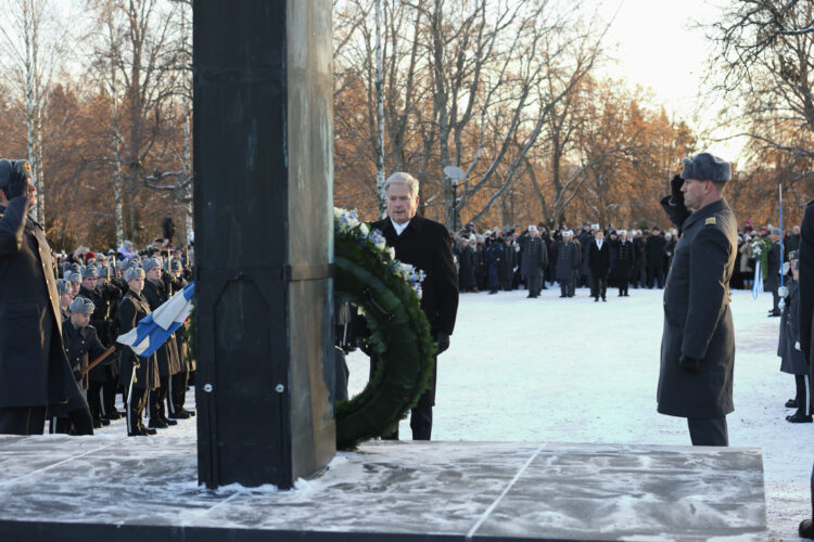 President Sauli Niinistö lade ner en krans vid Hjältekorset på Sandudds begravningsplats den 6 december 2023. Foto: Juhani Kandell/Republikens presidents kansli