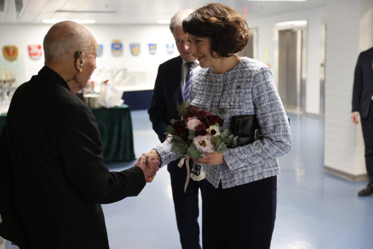 Tohtori Jenni Haukio toivotettiin tervetulleeksi kukkien kera. Kuva: Juhani Kandell/Tasavallan presidentin kanslia